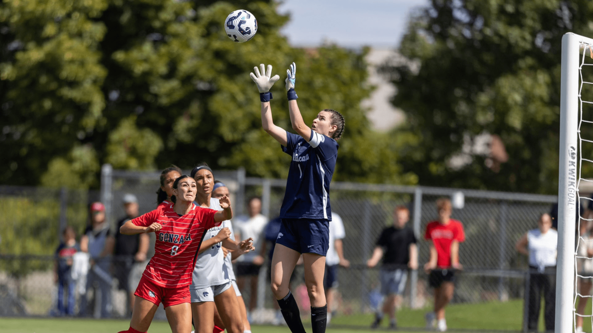 Junior keeper Murphy Sheaff reaches for a save in K-State's contest against Gonzaga. The Wildcats fell 2-0 on Sunday. (Photo courtesy of K-State Athletics)