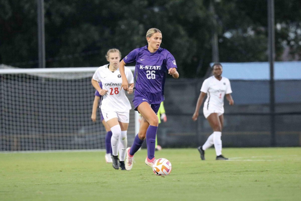 Midfielder Paige Dickson focuses on the ball while dribbling downfield. K-State soccer tied Cincinnati 1-1 on Thursday, Sept. 14 at Buser Family Park. 